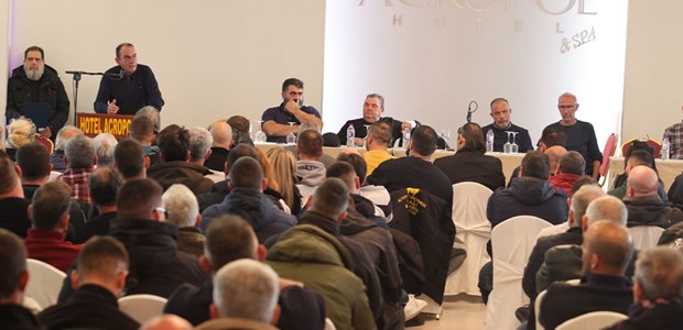 Παραμένουν στα μπλόκα οι αγρότες